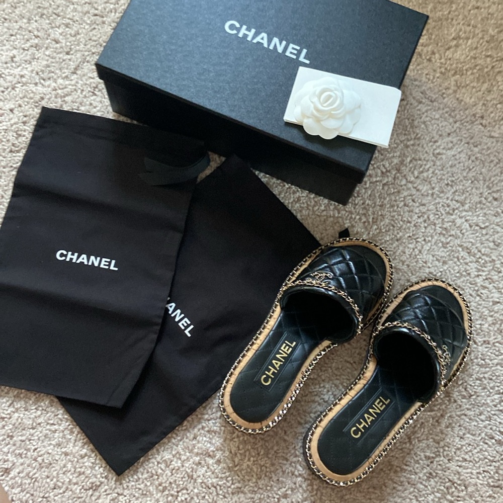 Chanel leather mule. 38. (7.5-8)